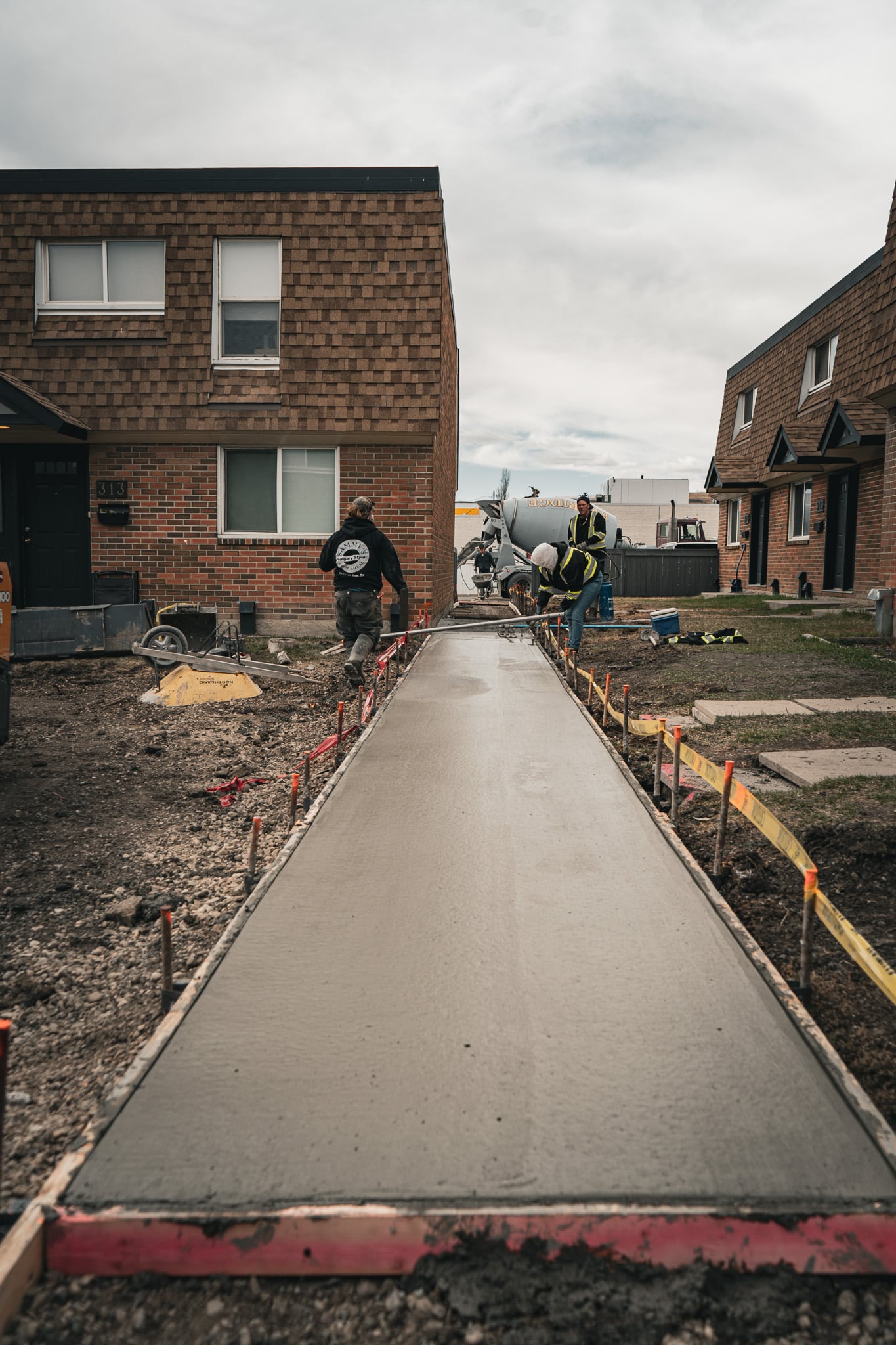 Premium concrete sidewalk and walkway in Calgary by Kinsmen Consulting